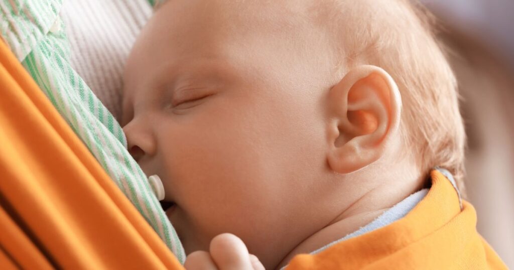 babywearing-baby-sleeping-peacefully-in-a-sling-around-mothers-body