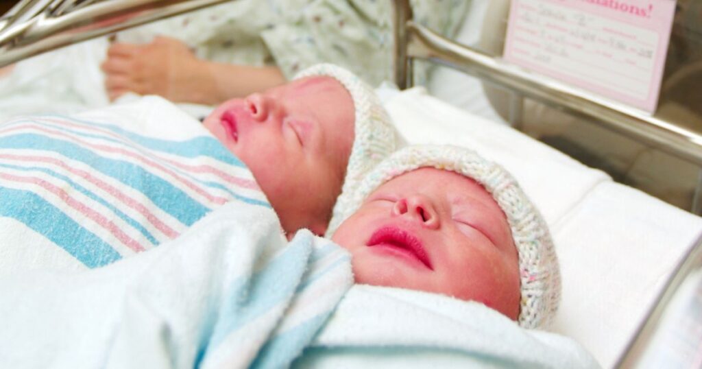 overnight-doula-for-twins-newborn-twin-babies-laying-asleep-next-to-each-other-in-hospital