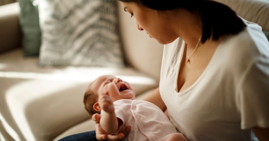 night-nurse-vs-a-postpartum-doula-postpartum-doula-looking-after-baby