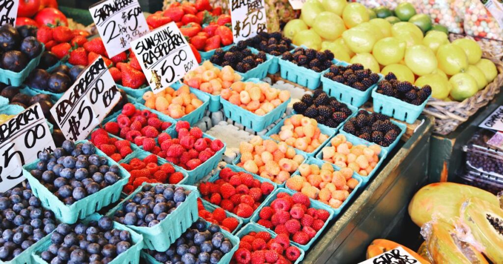 Best-farmers-markets-Charlotte-NC-featuring-fresh-berries-raspberries-and-seasonal-fruit