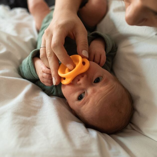 mom-lying-with-baby